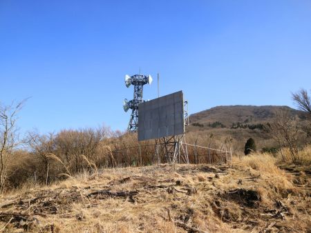 途中で反射板があった。方角的に右奥の山のピークまで登らないといけないっぽい