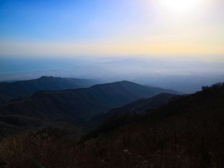 山頂から西側を望む。海岸の地形が特徴的でいい。夕方だったので陽の光で少し地形が見えにくい