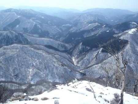 谷を望む
