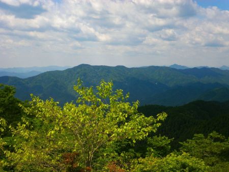 南西側の展望だけど右側の奥に飛び出た山が局ヶ岳らしい。一番右側の尖った山が気になって調べたけどわからなかった。方角的に大洞山かな！？