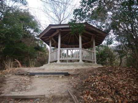 階段を登りきると東屋がある。ここで休憩してもいいが、まだ登り始めな感じなのでスルーして進んでいく人が多いかもしれない