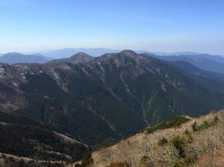 ここから先日いった薊岳や大峰山脈も見える