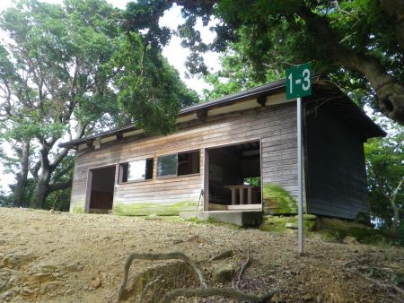 雨山城址の山頂にある小屋に到着。コースタイムも標準的だったしちょうどよかった