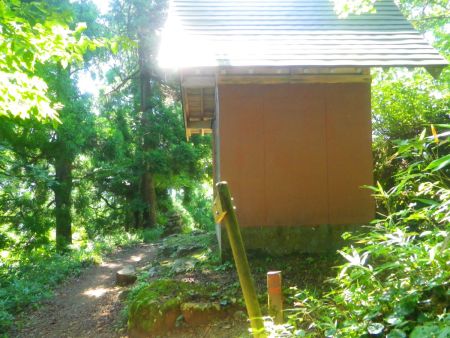 青葉山神社に到着。この辺に青葉山東峰の看板やプレートがあったけど、本当の山頂はこの神社横のピークになる