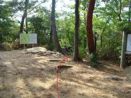 荒地山の山頂からの下山は矢印の方向になる