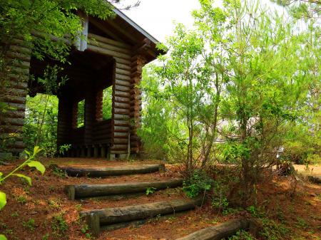 登山道の途中に休憩所があった。まだぜんぜん疲れてないので休憩はしなかった。こういうところも設置されている親切な登山道だと思った
