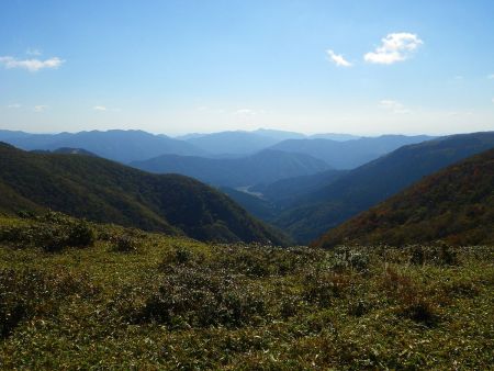 左側を見ると結構深い谷になっているんだけど、こういう景色もいい感じなんだよね
