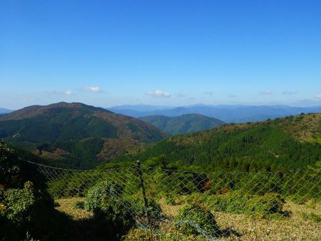 こっちは北側の展望かな！？ネットがちょっと邪魔だけどよく見える。氷ノ山がかろうじて見えてるとか言ってたけどどれなのかわからない