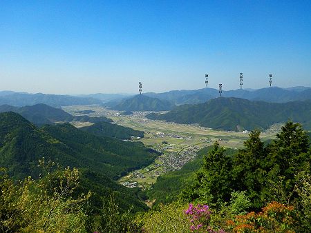北西側は街道から集落？と田園風景が望める。こういう景色こそ丹波の山って感じがして気分が落ち着く