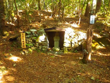 大黒天神岳から下りきったところにある金剛多和に到着。ここからさらに登りになる