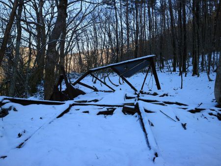 なんかの建物が倒れてたけど、昔はここに避難小屋でもあったのかな！？