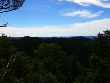 半作嶺の山頂からのわずかな展望。まあ展望を期待した山じゃなかったのでいいんだけどね