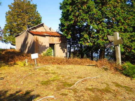 登ったピークに小屋があったけど今では使われていなさそう。これは避難小屋ではなさそうだけど何だろう！？
