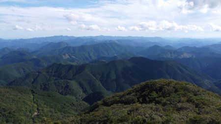 空撮で南東側の景色。こっちも連なる山が見えるけど何が見えてるんだろうか！？