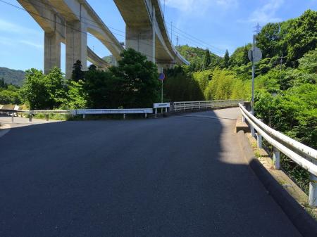 ここで車だとまっすぐだけど、歩きなので左の林道へ入る
