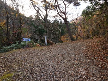 杉谷善住坊のかくれ岩。立ち寄っても良かったけど行程が長いのでスルー