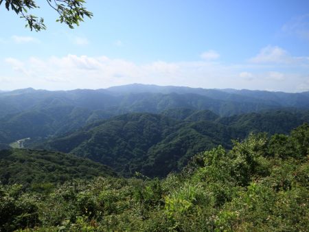右側にも展望があって山が見えるけど、何の山が見えてるのかわからない