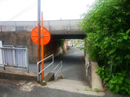 この近鉄線のガードをくぐって道路を直進していく