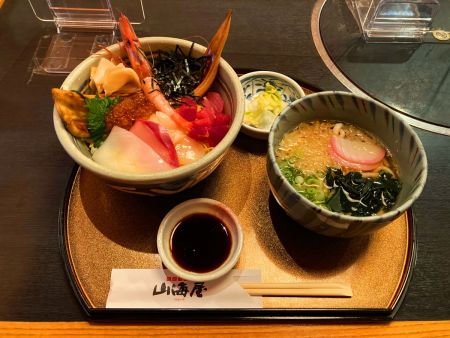日本海まできたので海鮮丼を食べた。ランチメニューだけど値段も安くて美味しかった