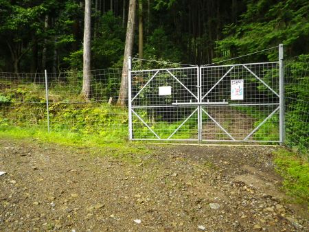 この獣除け柵だが開けるのは簡単だったけど、閉めるのが大変だった。かなり頑丈にしているのか閉めるのに結構苦労した