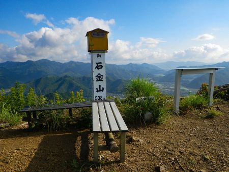 念願の石金山の山頂（508m）に到着。本当に360度パノラマ展望だけど直射日光で暑い！！！