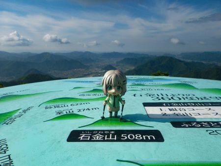 久しぶりに雪村あおいちゃんと景色を撮影しておいた。山頂看板のところは絵にならなかったので今回はここで・・・