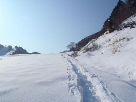 まずはスキー場横を歩く。いい天気だ