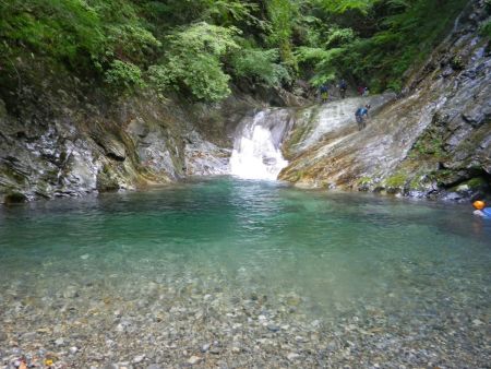 赤鍋滝に到着。ここの登りというかトラバースがちょっと滑りやすくて厄介。今回はロープが設置されていたので通りやすかった