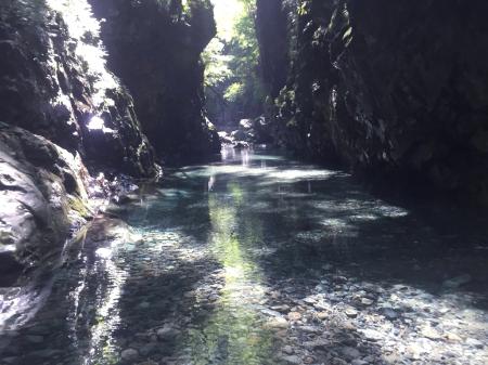 透き通る水
