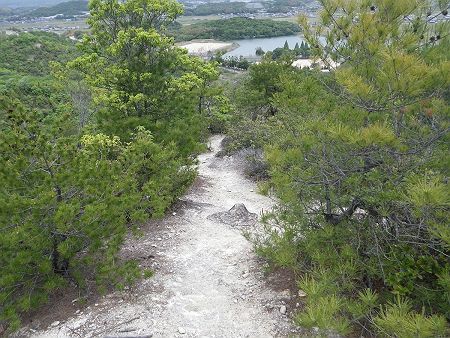 こっちの下山道もザレ場が続くみたいなので滑らないように注意しながら下っていった