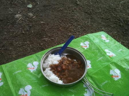 今日の昼食はカレーにした。鍋蓋山の山頂は広くなっているので本当に鍋とかもできそう