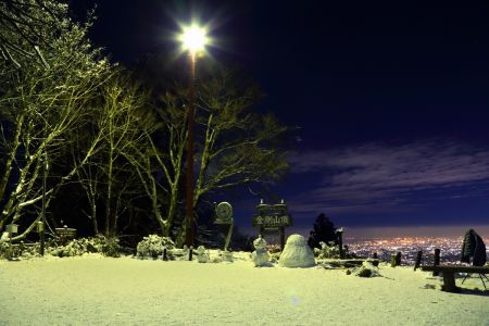 少し角度を変えて撮影してみた。霧氷はあるけど、金剛山のライトの色が変わったので色があまり好きではない