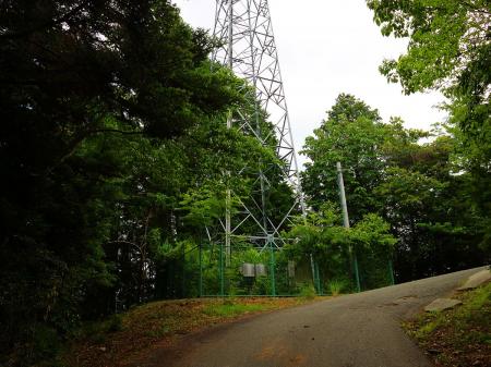 この鉄塔は妙見口駅から鉄塔が見えていた山があったけど、その鉄塔かな！？