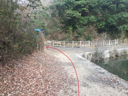 ここからくろんど園地。左、管理道へ
