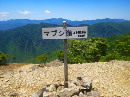 せっかくなので大峰山脈をバックに雪村あおいちゃんを撮影してみた。こんな山をヤマノススメで紹介されるわけがないけど、大台ケ原はいつかありえそうな気がする