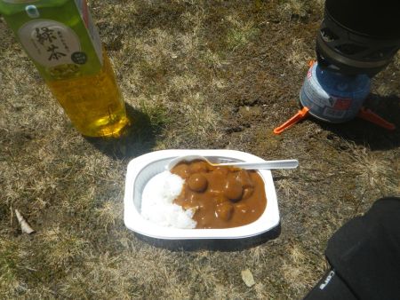 マッシュルームのカレーを食べてみたけど山で食べると本当に美味しく感じるね。ピーカンだけど食べていると時折風が吹いて気持ちよかった