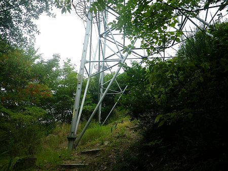 再び鉄塔があって、さらに登ったところが青の山のピークになる