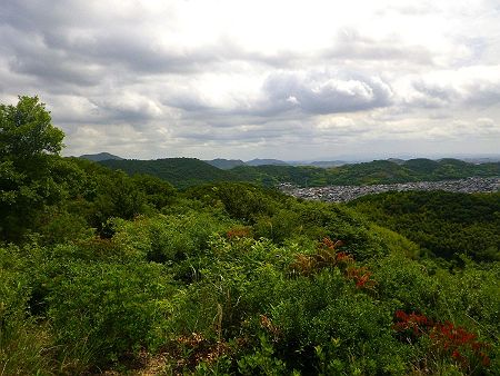 東側の展望は山が見えるけど、何の山が見えてるのかわからない。おそらく登ったことがある山だとは思う