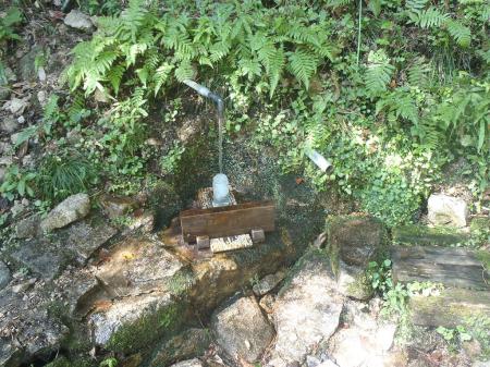 行者堂の手前の水場。これから急登になるので水分補給