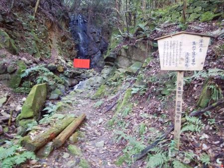 妙見の瀧に到着した。清滝瀑布というらしくて落差２０メートルらしいけど本当にそんなにあるのかな！？