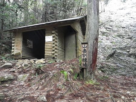 山岳訓練場らしいけど小屋は使ってもよさそうだったので、下山時にここで休憩した。警察の訓練場らしいけど右側の岩場を登るみたい。下山時にクライミング装備の人がいた