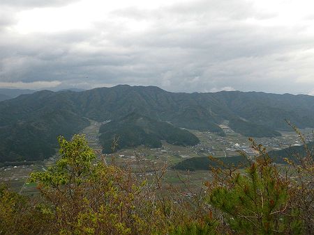 向かいの山はなんだろうか！？名もない山ぽいけどね