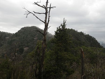 さて、十分に休憩をとったのでさっさと手前の西峰と奥の本峰へ登ることにする