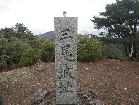 せっかくなので雪村あおいちゃんと石碑を撮影しておいた