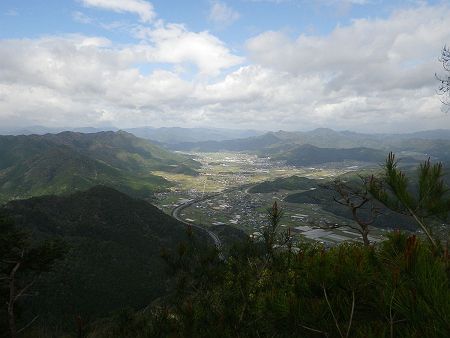 三尾山本峰は展望がそこまでないけど、北側は見える。青空が出てきたので撮影しておいたが、この展望の構図はいい感じだと思った