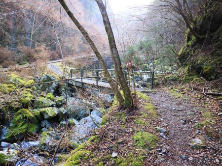 この橋を渡って右へ登ると舗装道チックな道は終わり