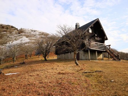 明神平に到着。あしび山荘は何年たっても綺麗だけど誰か管理してるのかな！？