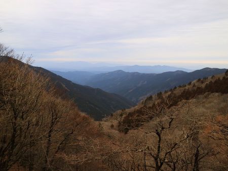 展望は悪くなくて金剛山と大和葛城山が向こう側に見えていた