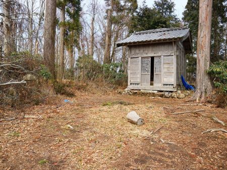 ピークに登ると西林寺観音堂という建物があった。山頂三角点があるはずなのだが、どこにあるか探していたが、山頂はこの左側（西）の荒れた樹林帯の奥にある