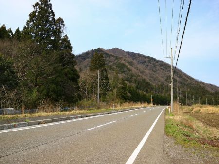 帰りに道路から七七頭ヶ岳と思われる山を撮影しておいた。山頂は見えてるピークの奥になるのかな！？